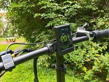 Das Display ist farbig und lässt sich im Allgemeinen gut ablesen