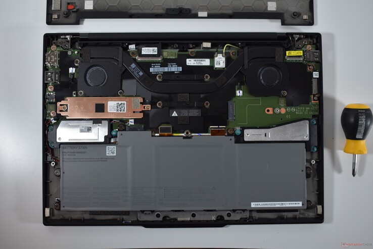 Lenovo ThinkPad X1 Carbon Gen 13: Magnesium-Version ohne 5G/WWAN-Antennen.