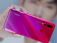 Huawei Nova 4 kommt am 17. Dezember in Verlaufsfarbe Honey Red.