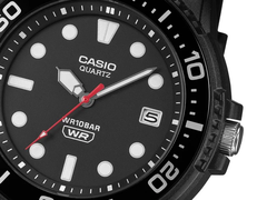 Die komplett schwarze Casio MRW-240H-1E1JF.