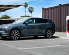 Ab dem vierten Quartal 2026 können Fahrer von vollelektrischen Volvo-Modellen wie dem kompakten EX30 mehr als 20.000 Tesla-Supercharger in ganz Europa direkt über die werkseigene Smartphone-App nutzen.