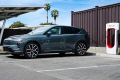 Ab dem vierten Quartal 2026 können Fahrer von vollelektrischen Volvo-Modellen wie dem kompakten EX30 mehr als 20.000 Tesla-Supercharger in ganz Europa direkt über die werkseigene Smartphone-App nutzen.