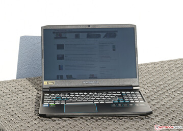 Acer Predator Helios 300 PH315 bei Sonnenschein