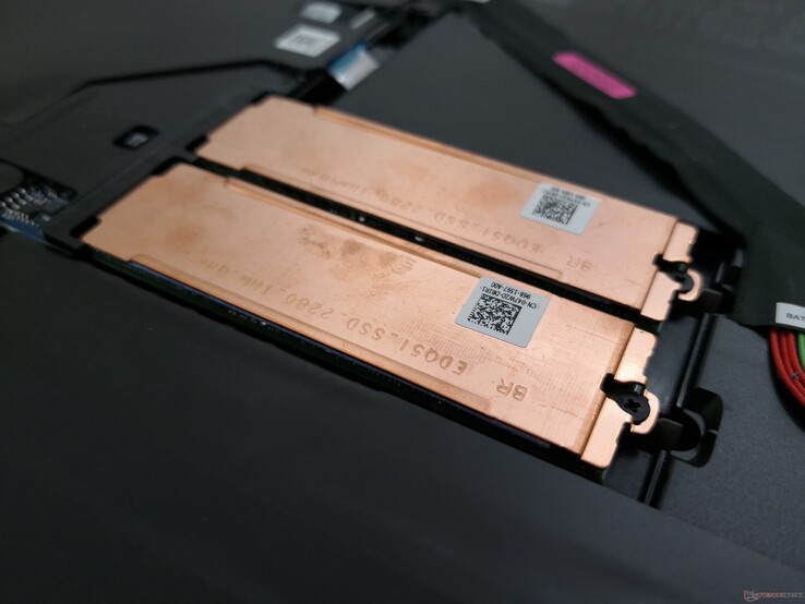 Kupferplatten um die entstehende Hitze der SSD besser abzugeben. Die wenigsten anderen Laptops bieten einen Kühler für NVMe-SSDs.
