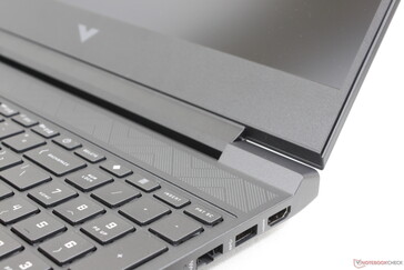 Die Scharniere sind relativ schwach und knarren hörbar, wenn sie sich im maximalen Winkel befinden