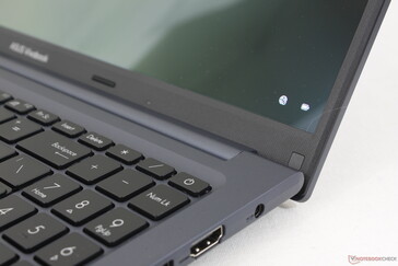 Die Scharniere sind ausreichend stabil, könnten aber fester zupacken, um Nachwippen beim Verstellen des Aufklappwinkels zu vermeiden