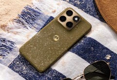 Das Motorola Edge 2026 setzt auf eine auffällige Rückseite mit Stoff-Oberfläche.