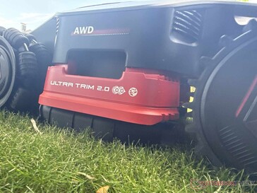 Das verschiebbare Mähwerk ermöglicht aber einen fast randlosen Schnitt (hier am Mova LiDAX Ultra AWD)