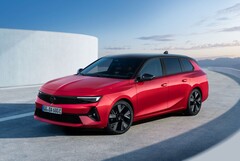 Rein äußerlich ist der vollelektrische Opel Astra kaum vom Verbrenner oder dem Hybridmodell zu unterscheiden (Bild: Opel)