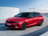 Rein äußerlich ist der vollelektrische Opel Astra kaum vom Verbrenner oder dem Hybridmodell zu unterscheiden (Bild: Opel)