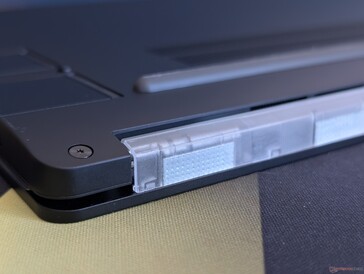 Die Kante der durchsichtigen Kunststoffblende schließt bündig mit der Kante des Aluminiumdeckels ab.