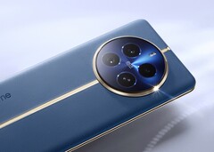 Das Realme 12 Pro+ setzt auf eine Rückseite mit Leder-Textur und großem Kameramodul. (Bild: Realme)