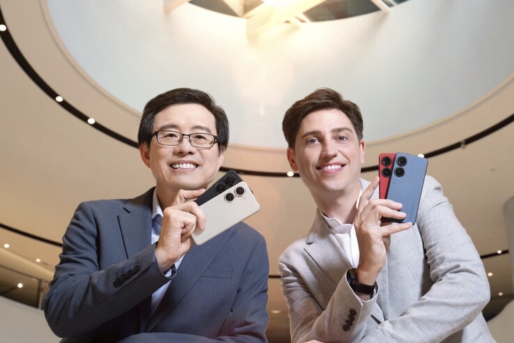 Asus-CEO S.Y. Hsu und Senior-Marketing-Boss Sascha Krohn präsentieren das neue Zenfone 9.