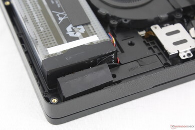 Stereo Lautsprecher ist in den unteren Ecken positioniert, während sich die Lautsprechergitter über der Tastatur befinden