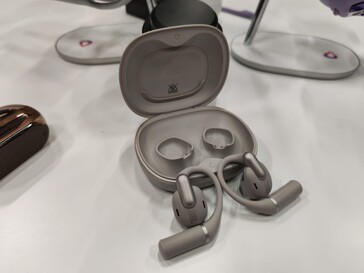 Die Ohrbügel der Sense Pro lassen sich justieren, Auracast und LDAC werden unterstützt (Bildquelle: Notebookcheck)