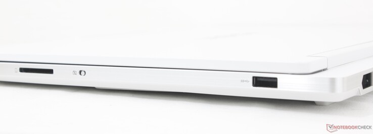 Rechts: SD-Leser, elektronischer Webcam-Schalter, USB-A 3.2 Gen. 1