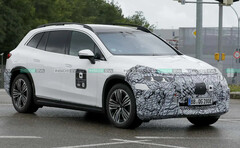 Mercedes EQS SUV Facelift 2026: Erlkönig zeigt Sternenlicht, MB.OS und 800-Volt-Technik (Bildquelle: Automedia)