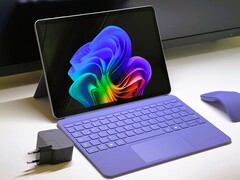 Netzteil, Tastatur, Active Stylus liegen nicht bei: Microsoft Surface Pro - hier in der Farbe Violett (Bild: Andreas Osthoff).