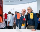 Apples ehemaliger Design-Chef Jony Ive (links) neben CEO Tim Cook (rechts). (Bild: Apple)