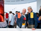 Apples ehemaliger Design-Chef Jony Ive (links) neben CEO Tim Cook (rechts). (Bild: Apple)