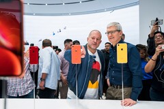 Apples ehemaliger Design-Chef Jony Ive (links) neben CEO Tim Cook (rechts). (Bild: Apple)