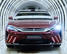 Das Jubiläumsfahrzeug der Dynasty-Reihe, ein BYD Da Han, läuft in China vom Band und markiert den Meilenstein von 10 Millionen Autos der Dynasty Serie.