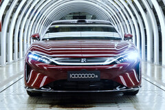 Das Jubiläumsfahrzeug der Dynasty-Reihe, ein BYD Da Han, läuft in China vom Band und markiert den Meilenstein von 10 Millionen Autos der Dynasty Serie.