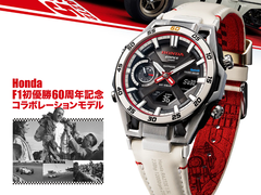 Die Casio Edifice x Honda ECB-2300HR-1AJR, abgebildet neben einem Honda-F1-Aufkleber vor weißem Hintergrund. (Bildquelle: Casio Japan – bearbeitet)