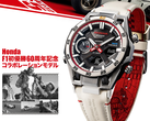 Die Casio Edifice x Honda ECB-2300HR-1AJR, abgebildet neben einem Honda-F1-Aufkleber vor weißem Hintergrund. (Bildquelle: Casio Japan – bearbeitet)