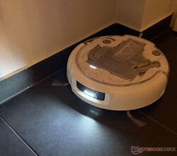 Im Dunkeln beleuchtet sich der Romo P selbst den Weg