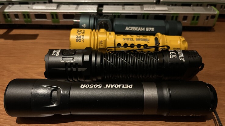 Loppg Gears SK-07 in Gelb im Vergleich mit Acebeams E75 (hinten), Nitecores P27i und der Pelican 5050R.