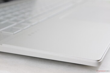 Mit der robusten Aluminiumbasis könnte es glatt als ein Spectre durchgehen. Die Basiseinheit gibt kaum nach und lässt sich fast nicht verwinden.