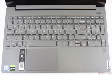 Identisches Tastaturlayout wie auf dem IdeaPad S540-15IWL. Der Fingerabdruckleser befindet sich in der rechten Ecke