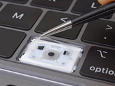 Die Silikon-Haut in der dritten MacBook Pro-Tastatur-Generation soll Probleme mit Staub verhindern. (Bild: iFixit)