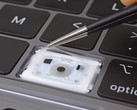 Die Silikon-Haut in der dritten MacBook Pro-Tastatur-Generation soll Probleme mit Staub verhindern. (Bild: iFixit)