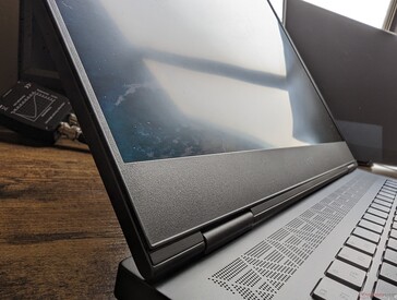 Die Displaydiagonale ist nun um 0,1 Zoll kleiner geworden (16,0 statt 16,1 Zoll)