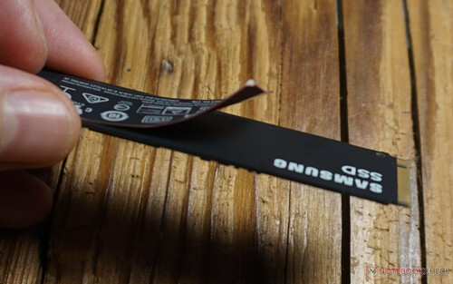 Der kleine verklebte Heatspreader an der Samsung 990 Pro löst sich leicht (Bild: Mario Petzold)