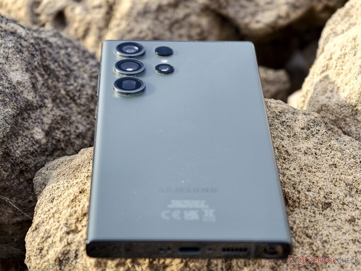 Buchstäblich etwas angestaubt: Das Galaxy S23 Ultra war das letzte Samsung-Flaggschiff mit echtem 10x Telefoto.