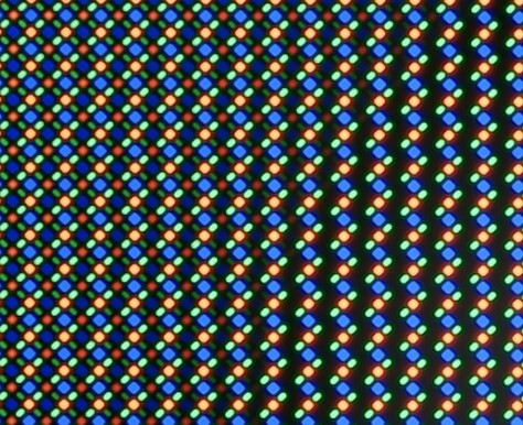 Die Pixelstruktur des iPhone 18 Pro Max: Der Bereich mit geringerer Pixeldichte auf der linken Seite ermöglicht die Funktion des Face-ID-Infrarotsensors unter dem Display.