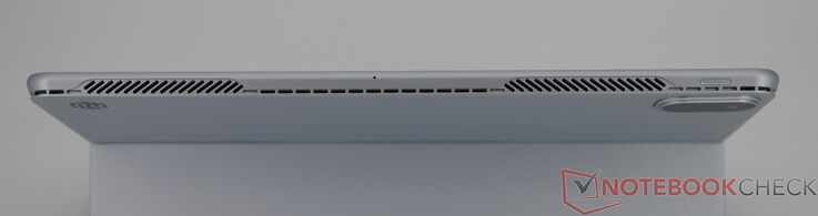 Oben: Lüfterauslässe, Power-Button