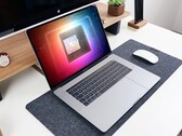 Das MacBook Pro der nächsten Generation soll einen schnellen ARM-SoC erhalten. (Bild: Nikolay Tarashchenko / Apple, bearbeitet)