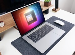 Das MacBook Pro der nächsten Generation soll einen schnellen ARM-SoC erhalten. (Bild: Nikolay Tarashchenko / Apple, bearbeitet)