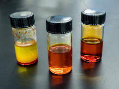 Wässriges Brom geht schnell Verbindungen ein. Nicht so mit Additiven wie ganz rechts im Bild. (Bildquelle: Dawie-Lab, University of Wisconsin-Madison)