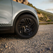 Der neue Ford Explorer Collection kombiniert die exklusive Lackierung in Cactus Grey mit einem erstarkten LFP-Akku und bringt eine vollwertige 230-Volt-Steckdose direkt in den Kofferraum.