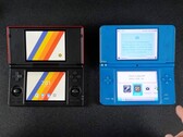 Der Anbernic RG DS ist in etwa so groß wie ein Nintendo DSi XL. (Bildquelle: ETA Prime, YouTube)