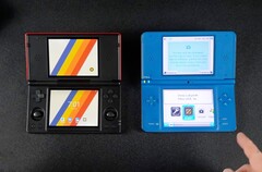 Der Anbernic RG DS ist in etwa so groß wie ein Nintendo DSi XL. (Bildquelle: ETA Prime, YouTube)