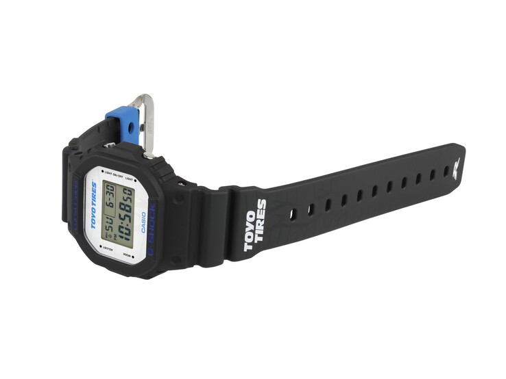 Reifenprofil-Grafiken, das Toyo-Tires-Logo und eine blaue kontrastierende Armbandschlaufe betonen die automobilen Designeinflüsse der Uhr
