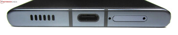Fußseite: Lautsprecher, USB-C 3.2 Gen.1, SIM-Slot
