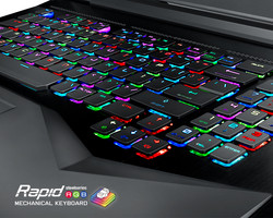 Einzigartig: Mechanische Tastatur mit Einzeltastenbeleuchtung bei MSI GT75VR Titan.
