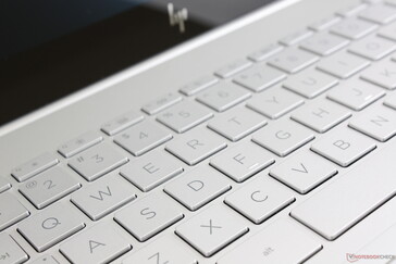 Das befriedigende Tastenfeedback wirkt etwas weicher und der Tastenhub etwas geringer als beim Spectre x360 15. Die Lautstärke der Tippgeräusche ist moderat.
